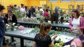 Flo M gestaltet Blumenschmuck für die Entlassung der Fachoberschulabsolventen